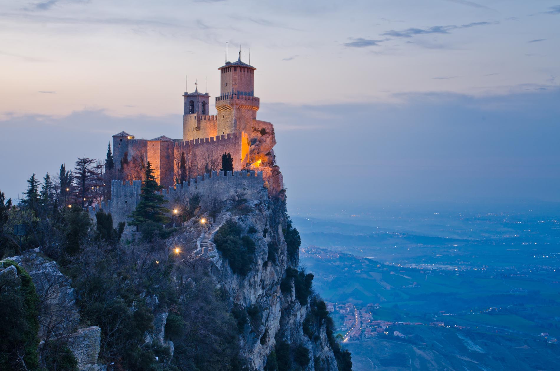 San marino. Башня Гуаита Сан-Марино. Гора титано в Сан-Марино. Замок Гуаита, Сан-Марино. Сан Марино гора Монте титано.